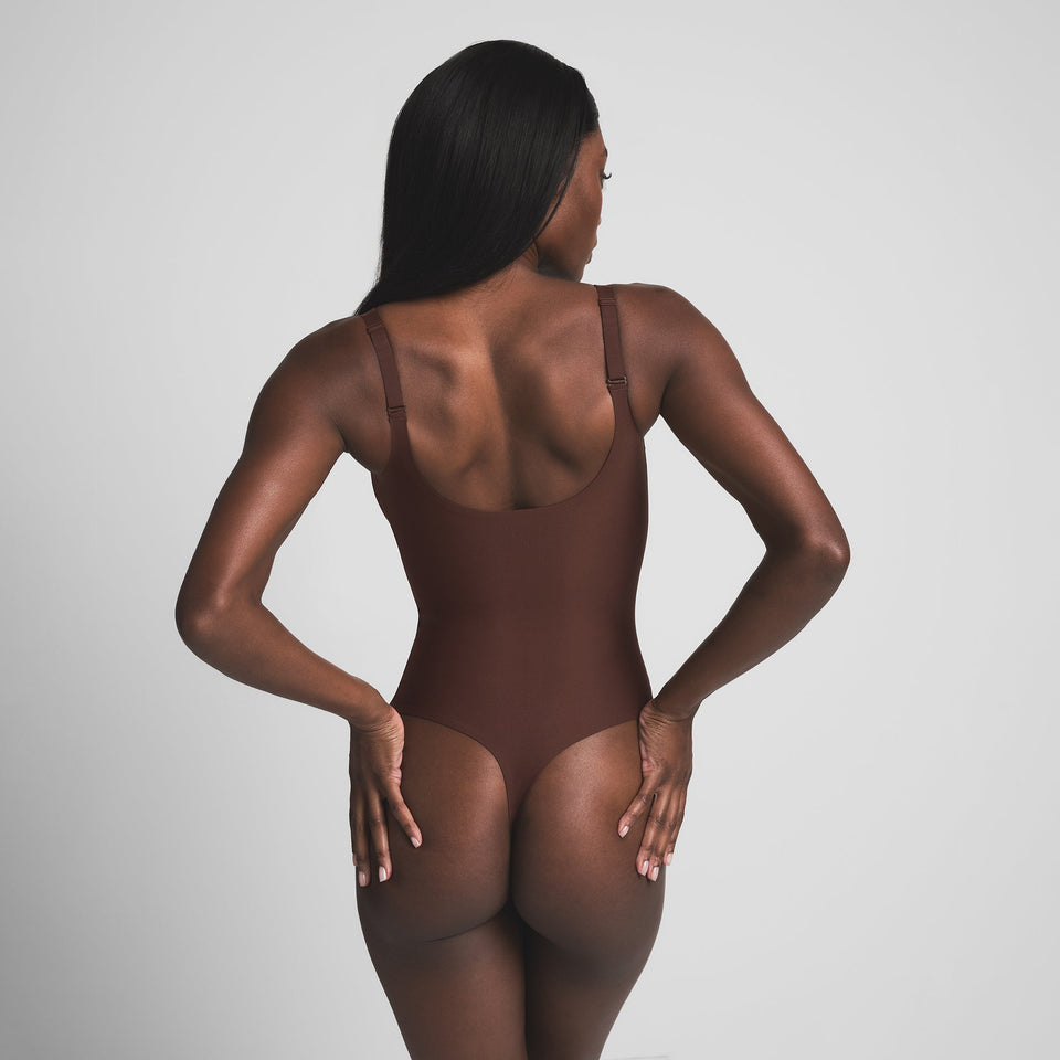SKIMS BODY UNLINED PLUNGE THONG BODYSUIT | COCOA