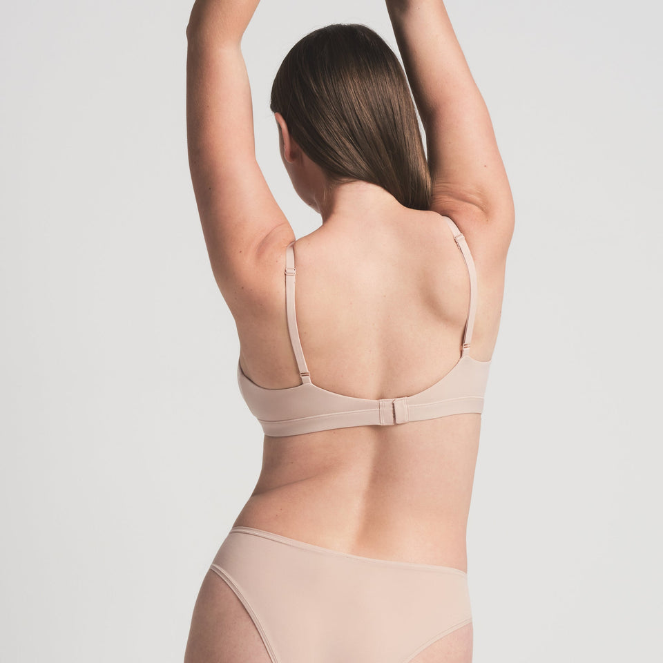 FITS EVERYBODY CROSSOVER BRALETTE | MICA